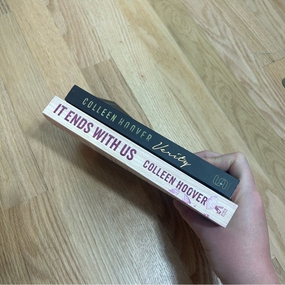 Colleen Hoover Book Bundle Verity It Ends With Us Paperback - Picture 3 of 3